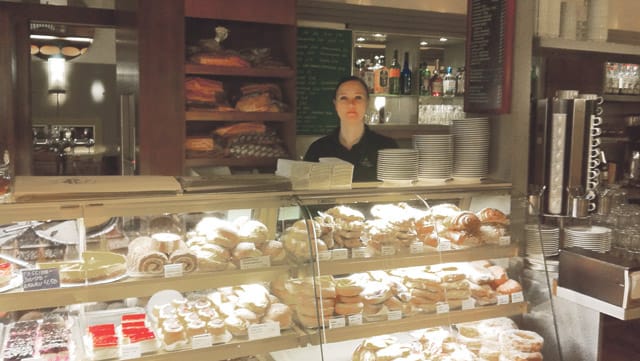 Vuoropäällikkö Anne Kuukasjärvi esittelee Bisketin herkullista valikoimaa.