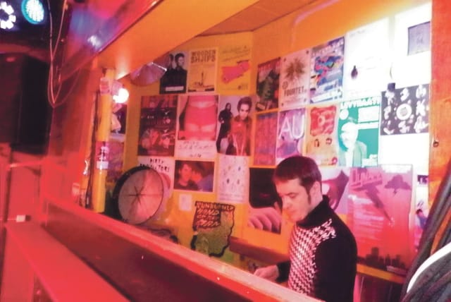 Dynamon tanssilattian sydän löytyy dj-kopista, missä Jussi Lehtinen soittelee itsekin toisinaan levyjä.