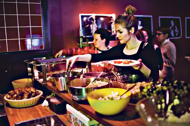 Reetta (edessä) ja Riikka nauttivat Pacificon tunnelmallisesta brunssista.