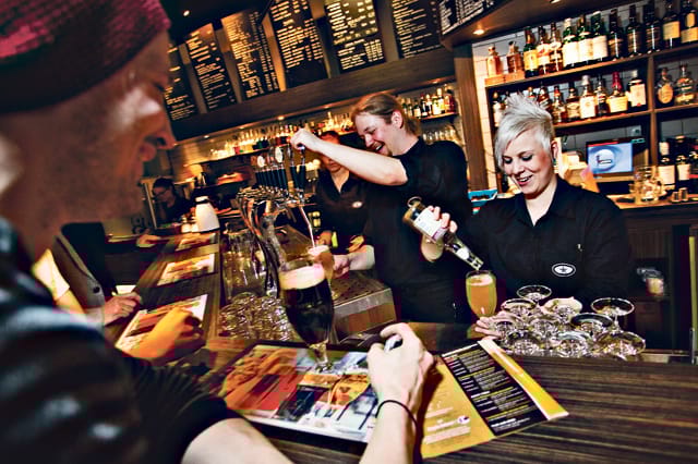 Riina Konola kaataa Teerenpelin valikoimasta Jesse Vinnarille tuopillisen.