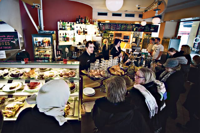 Cafe Javassa riittää väkeä.