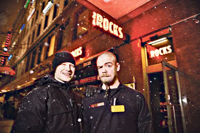 Paras baari, palvelu ja poket asuvat samassa osoitteessa. Kolmoisvoittoa juhlitaan On the Rocksissa kantisten ja henkilökunnan kesken 9.2.