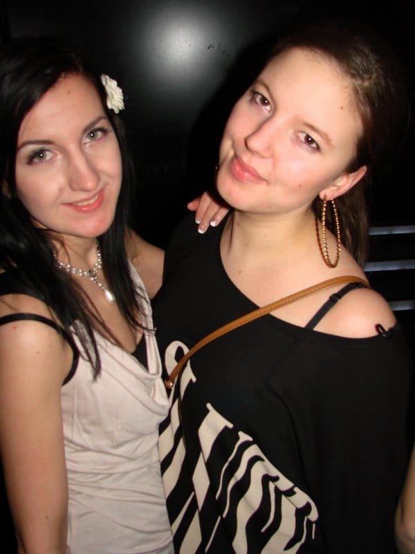 Onnela 3.3. Ravintolatyöntekijä Annie, 20, ja opiskelija Anniina, 20. Se, joka osaa, tekee. Se, joka ei osaa, opettaa. Ja mitenköhän tämäkään liittyi mihinkään.