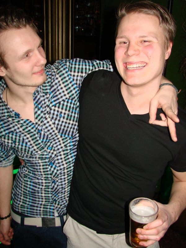 Fredan Tivoli 3.3. Opiskelija Ionel, 20, ja sairauslomalla oleva Janne, 20. Saikuttelubuumi on levinnyt baareihin saakka.