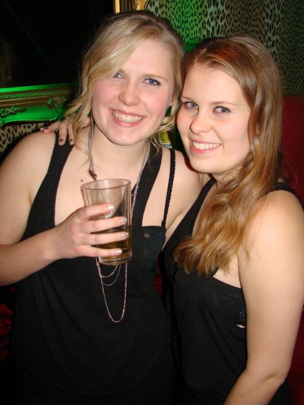 Fredan Tivoli 3.3. Opiskelijat Ina, 19, ja Jennifer, 18. Women in black.