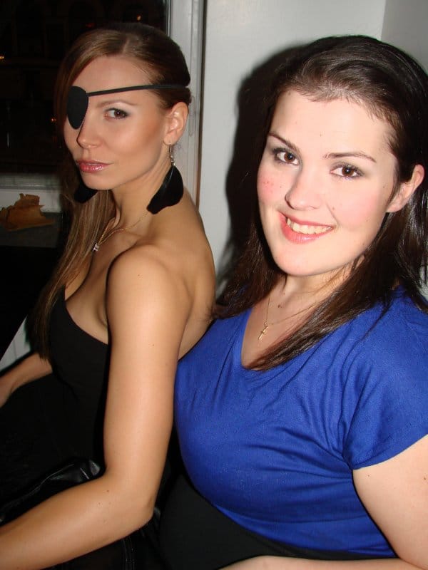 Adams 30.3.	 Tytöt olivat lähteneet viettämään esileikkipolttareita. ”Me ollaan Pirate ja Of the Carribean!” Just.