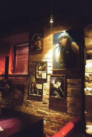 Rock’n’Wings tarjoilee siipiateriansa tulisella Hot Wings -kastikkeella.