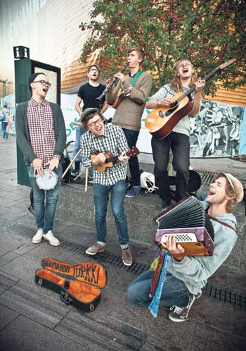 Hermanni Turkki ilmoittaa tulevista keikoista Facebookissa jos muistaa.