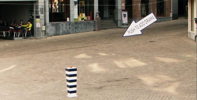 Vaadimme samanlaista draama-nappulaa kaikkien Suomen pikkukaupunkien aukioille.