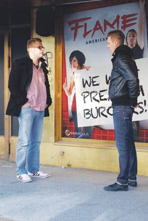 Samuli Korhosen (vas.) ja Jarkko Heinosen Flamessa pihvit tehdään ravintolan omasta lihaseoksesta.