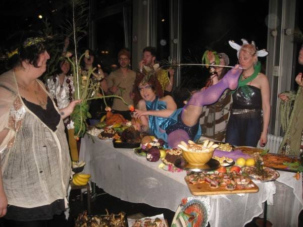 Camp/Anti-Camp festivaalin ruokapöytä.