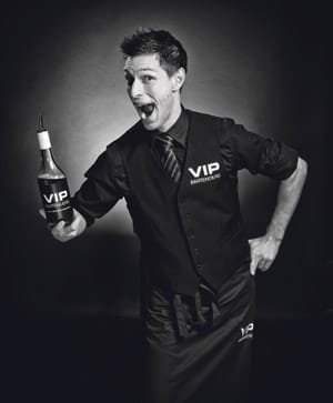 VIP Bartendersien Rane Tiainen suosittelee yo-juhlaputkeen kuohuviiniä. "Ja väliin vähän teräviä, niin kyllä se siitä."