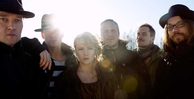 Liljan Loisto kaihoaa Karjalaa.