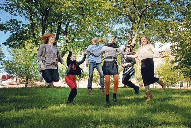 Sini Hatula, Marisanna Multamaa, Matti Hänninen, Emmi Huhtanen, Suvi Hatula ja Emilia Kiialainen tekevät kovaa kulutusta kestäviä tuotteita.