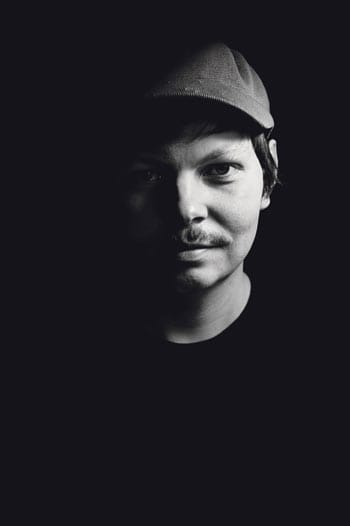 Valpio on huolissaan Jyväskylästä, missä nuoret tekijät ajetaan ahtaalle. Kesäteatteri ei saa apurahoja, ja päättäjät haluaisivat rakentaa tanssisali Lutakon tilalle yritystoimintaa.