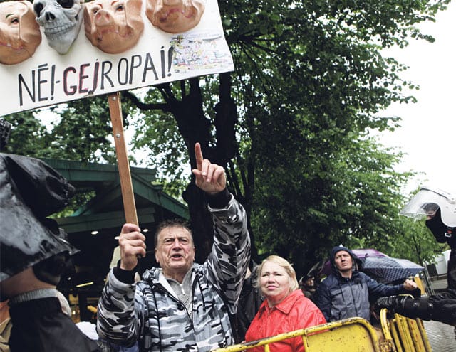 Pride-vastaisille protestoijille Suomi ja muut länsimaat ovat vihollisia, jotka edistävät vaarallisen vapaamielisyyden leviämistä Baltiassa. Slogan tarkoittaa: "Ei homo-Euroopalle".