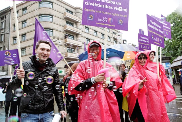 Sadetakit olivat tarpeen Baltian Pride-marssilla - välillä satoi vettä, välillä kananmunia.