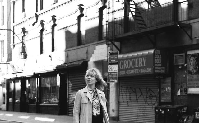 Lotta Nieminen teki kaksi kuvitusta Hermèsin näyteikkunoihin. Hän sai hyvät ohjeet: "Tee ihan mitä itse haluat. Anna palaa vaan." Koko kuvitukseen meni neljä työpäivää, koska korjaustoiveita ei tullut.