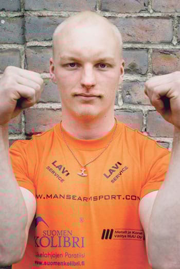 Kädenvääntömestari Ville Heinonen vääntää rautaa rakennustyömaalla.