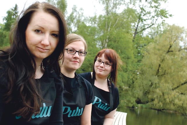 Yrittäjyyttä opiskelevat Annamari Könnölä, Nina Widén ja Maria Ruokonen järjestivät itselleen töitä.