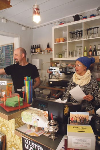 Kahvila Sopin Siri Ylinen ja raumalaistunut italialainen Filippo Basso panostavat luomu- ja lähiruokaan.