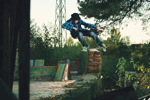 Parikymppiset rullalautailijat rakensivat Tulitikkutehtaan skeittiparkin omilla rahoillaan.