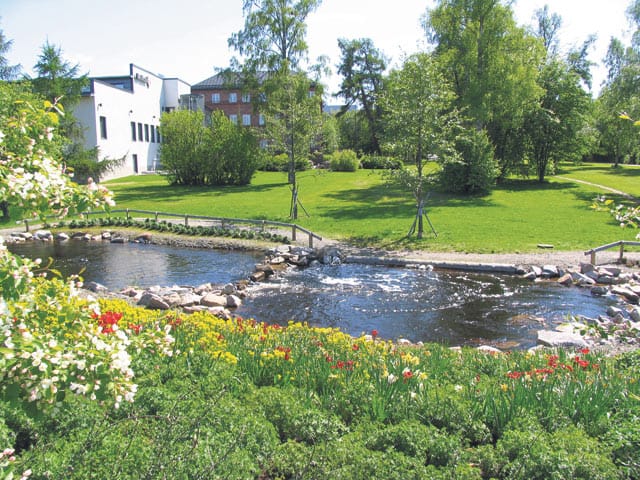 Lasaretti on Hupisaarten vieressä, kivenheiton päässä Tuiran kaupunginosasta ja keskusta.