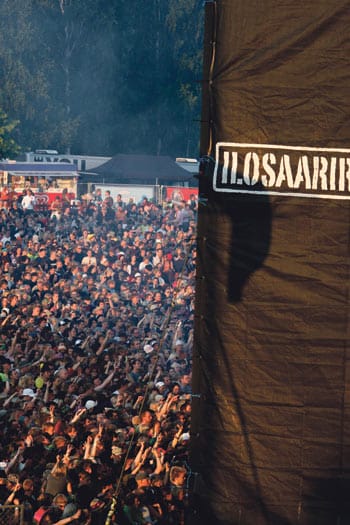 Ilosaaren festarikansa hullaantuu.