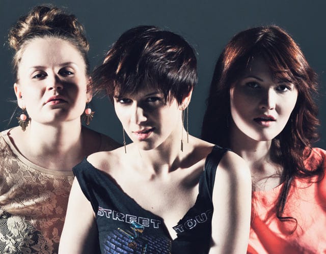 MIAU-kolmikon musiikkimakumenneisyydestä löytyy luurankoja: Anu Kaukola kasvoi Kornin kanssa, Susanna Tikkasella on trip hop -historia ja perverssi kiehtomus elektro-houseen, kun taas Henna Juvonen on viettänyt vakavia kausia Jonna Tervomaan ja Maria