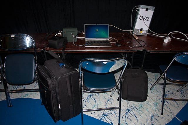 Cityn Assyblogaajan varustus. Matkalaukku sisältää mm. patjan, tyynyn ja makuupussin.