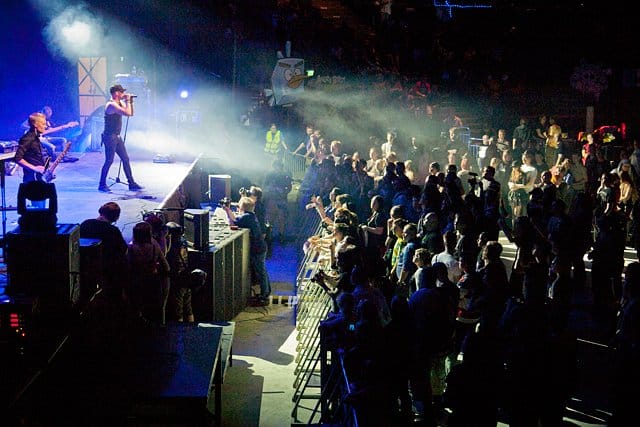 Yleisöä Poets of the Fallin keikalla.