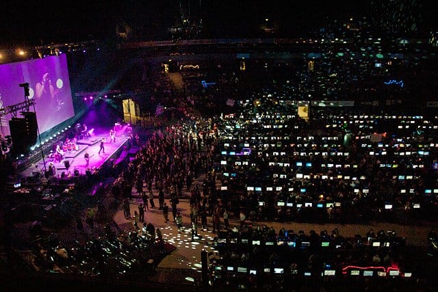 Poets of the Fallin keikka keskellä partyjä.