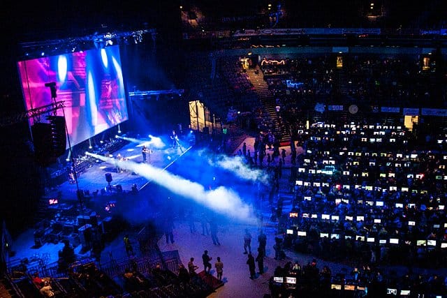 Assemblyn pääesiintyjä Jeroen Tel lämmittelee partyväkeä.