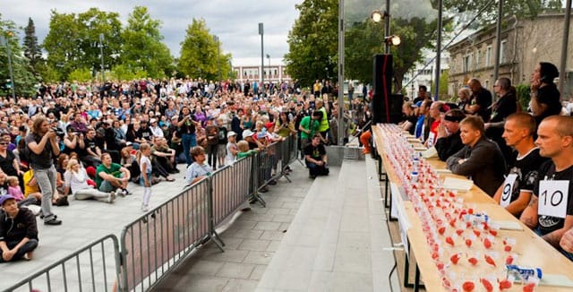 Chilinsyönnin MM-kisa keräsi Tampereen Keskustorille runsaasti yleisöä.