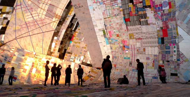 Miltä tuntuu kävellä valtavassa muovipussissa?