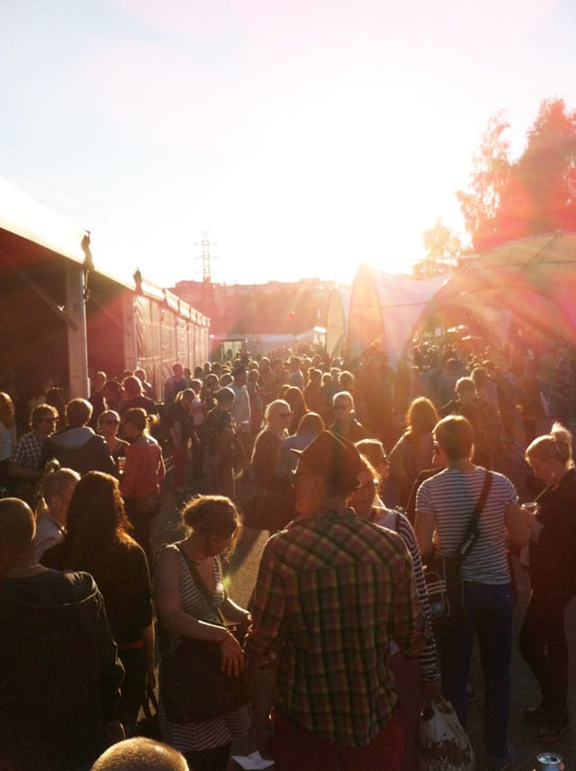 Lauantaina juhlakansa kylpi auringossa.