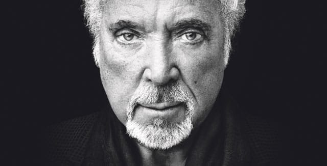 Kun Tom Jones palasi viime Turun-vierailullaan jatkoilta, hän lauloi kaverinsa kanssa kadulla Delilah-hittiään.  Silloin aukesi ikkuna, ja tuntematon nainen huusi: ”Luulettekste olevanne jotain tomjoneseja!”