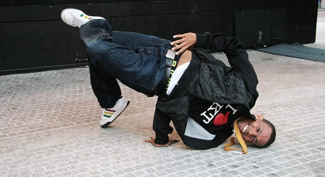 Päälläseisonta betonilla näyttää vaaralliselta. Katutanssien kisaajilla oli pehmeämpi alusta.