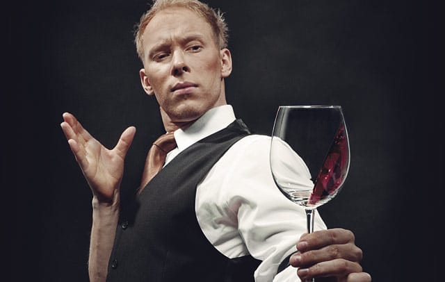 Joni Pakasen mielestä suuret taikaspektaakkelit ovat baarijäyniä kivempia.