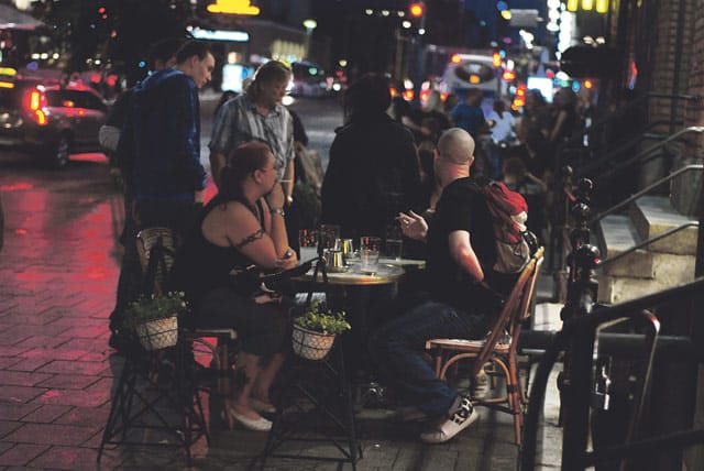 Keskustan öiset terassit eivät vastaa päättäjien haaveita eteläeurooppalaisesta tunnelmasta.