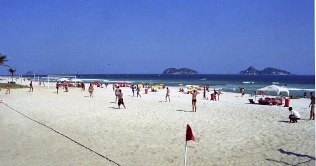 Rantajalkapalloa jossain hieman Hietsua kauempana.