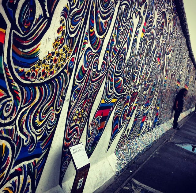 East Side Galleryssä Itä-Berliinissä on pisin pystyssä oleva pätkä muuria. 1,3 kilometrin muuri on totta kai täynnä taidetta.