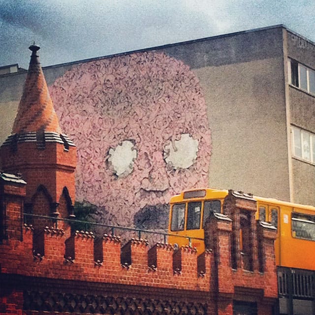 Pienistä ihmisruumiista koottu pää tuijottelee Warschauer Strassen aseman läheisyydessä.