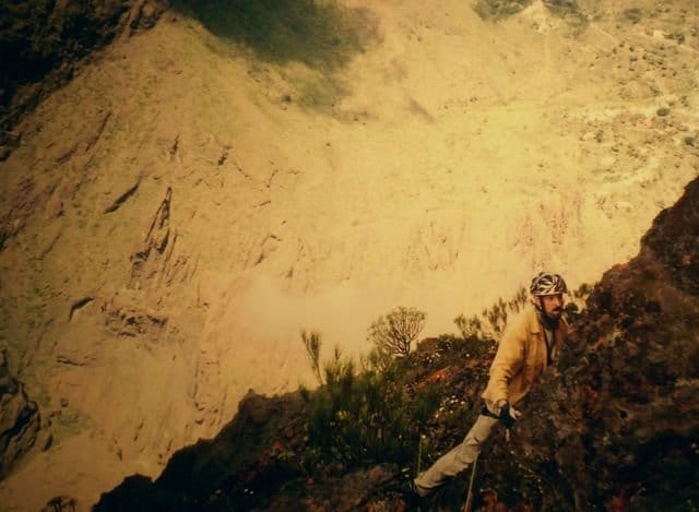 Mascan et.seinällä, reput pystyseinän luolaan yöksi. Allani pilvi ja rotkoa varjossa. Tuuli repii pahasti