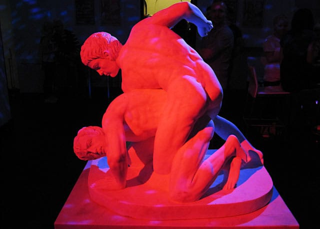 Mystisestä paketista paljastui bileissä miehekäs patsas. (Kuva: Leo Koivistoinen)