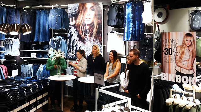 Bik Bokin tiedotustilaisuudessa paikalla olivat muun muassa Never Denim -malliston suunnittelija Martin Gustavsson (oik.), blogaaja-suunnittelija Marianna Mäkelä, Suomen maajohtaja Mia Karras sekä toimitusjohtaja Marianne Bjarstad.