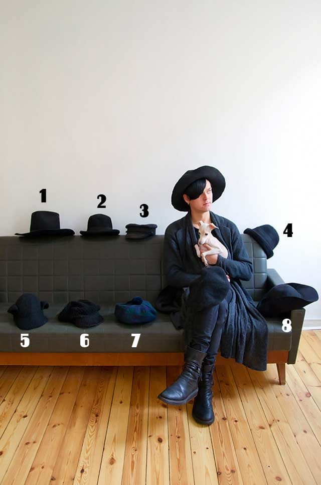 Suunnittelija Antti Asplund tykkää perushatuista, joissa on jokin twist. Kokoelmasta puuttuu perusbaskeri. Italianvinttikoira Blancolla ei ole yhtään omaa hattua.