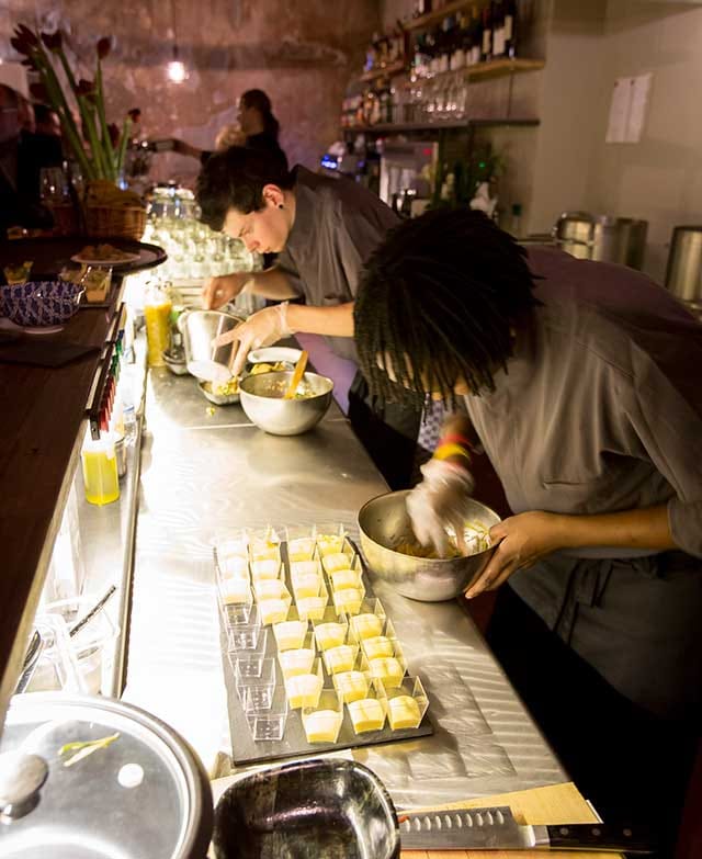 Yokin keittiössä tehdään maukasta.