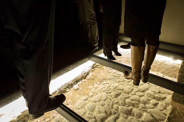 Lasilattian alta löytyy Aleksanteri I:n hevoskärryn jäljet.