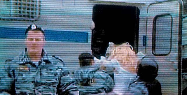 Kun mellakkapoliisi, jolla lukee vaatteissaan OMOH kuljettaa homojen oikeuksia puolustavaa mielenosoittajaa putkaan, hänen tulisi katsoa peiliin.